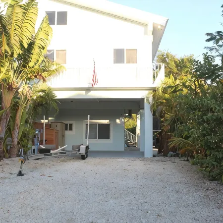 Spacious 3 bedroom home in Plantation key with 30 foot dock
