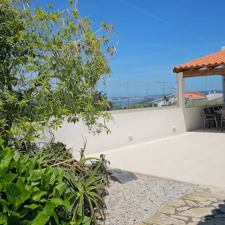 Casa do Moinho, between the Lagoon and Óbidos Castle