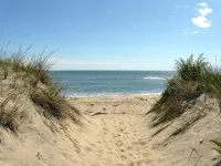 Beach Getaway - Spacious Katama Beach House - 4-Sterne