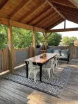 THE LOFT 3 level urban cabin with a HUGE patio! - โฮมสเตย์