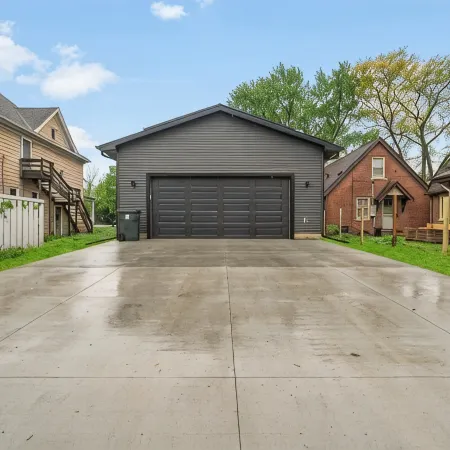 Modern 4 Bed/3.5 Bath Farmhouse Steps to Downtown CF!