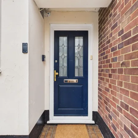 Modern 4 Bedroom Spacious House with Garden and Free Parking