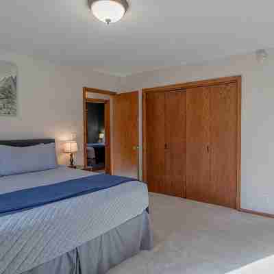 A 2000 sq ft Family Home W/ 2 King Bed + Game Room - A home away from home in a flourishing & inviti Rooms