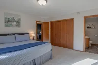 A 2000 sq ft Family Home W/ 2 King Bed + Game Room - A home away from home in a flourishing & inviti