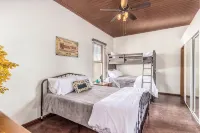 1 min walk to O.K. Corral & Allen St.  Perfect for families & dog friendly.