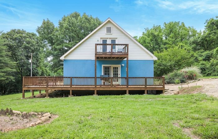 The Blue Llama | Pets OK | Llama Loft | Fire Pit | Fenced Yard | Off Nelson 151