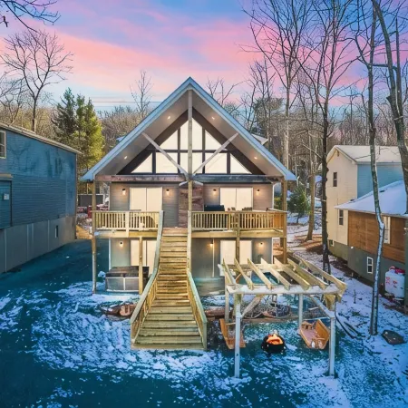 New Modern Luxe Lakeview Retreat: Lake Access, HotTub, Game Room, Firepits, Pets