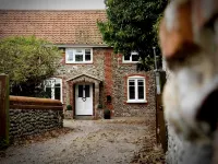 Luxury 4 bedroom North Norfolk cottage in lovely coastal village location Hotel a Holt