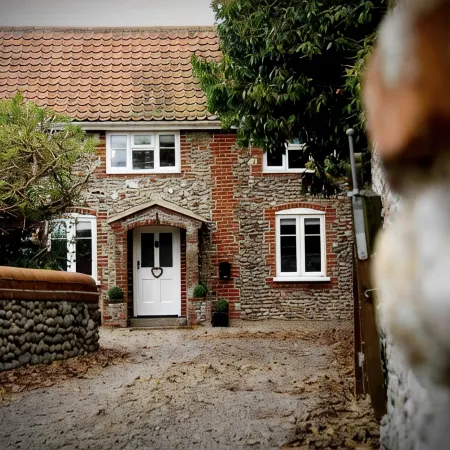 Luxury 4 bedroom North Norfolk cottage in lovely coastal village location