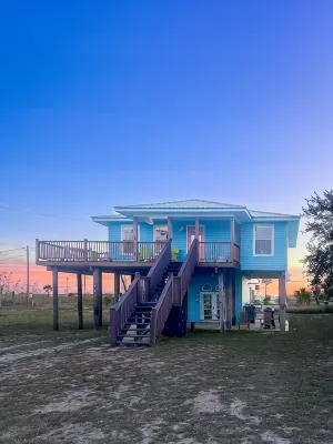 Walk to beach, restaurants, & shopping. Charming, pet-friendly 3BR bungalow.