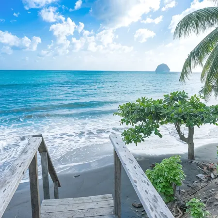 Villa Leynita Bay, 5 bedrooms, sleeps 12 on the beach of Diamant Martinique