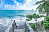 Villa Leynita Bay, 5 bedrooms, sleeps 12 on the beach of Diamant Martinique - Homestays