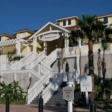 Bayside condo with access to all Pointe West amentities and beautiful beaches!