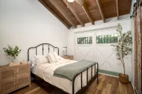 Marsh front villa on an acre. Private Dock + hot tub, steps from the beach