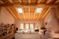 Peaceful family/group home with private attached treehouse - Homestays