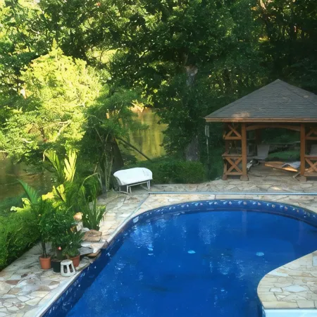 Riverfront, golf course retreat with pool! Отели в г. Шарп