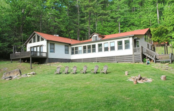 Splendor Cove Retreat…Lakefront w/ dock, Huge Yard, Lake Toys, Stream w/ wfall