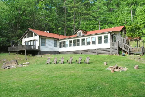 Splendor Cove Retreat…Lakefront w/ dock, Huge Yard, Lake Toys, Stream w/ wfall - Wifi