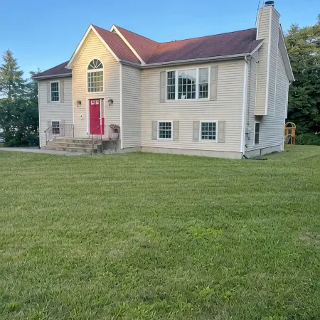 Experience luxury shopping paradise! 4-Bedroom Home & 7 mins to Woodbury Commons