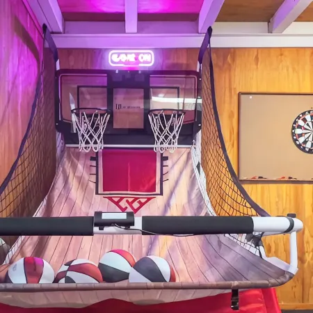 Family Fun with Game Room & King Bed near Monterey Aquarium, Laguna Seca