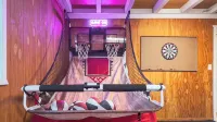 Family Fun with Game Room & King Bed near Monterey Aquarium, Laguna Seca
