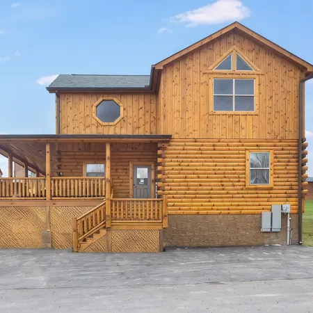 3 miles to Dollywood! Family size Cabin with Indoor Pool/Games, PS 5 & Hot tub
