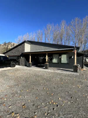 臨近湖泊和市中心美食餐廳的新建現代風格度假屋