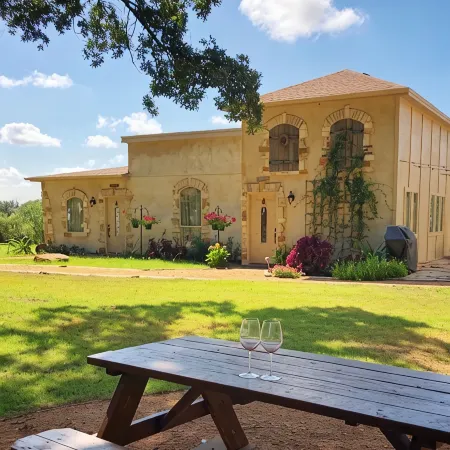 Fortunata Winery Villa #2, Cozy & Modern Retreat