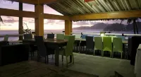 77 Sunset Plaza - breakfast