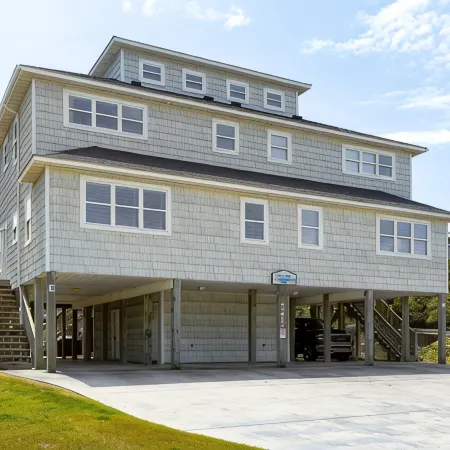 “Shore Thing” at our spacious Beachfront Oasis - WEST