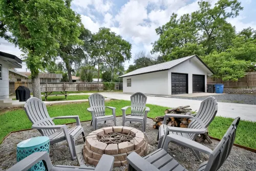 New Braunfels - 2 min walk to Schlitterbahn, walk to River, 2 miles from Gruene! - 4-Star