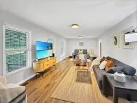 3-BR 8 Guests Modern Ranch on 1/2 acre