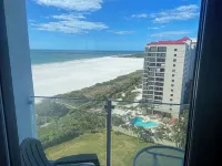 Beachfront Bliss: 2BR, 2BA with Stunning Sunset Views - Apartemen