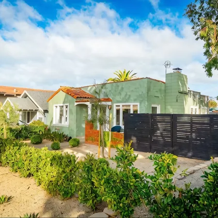 Charming Spanish Bungalow, 2 blocks from the water!