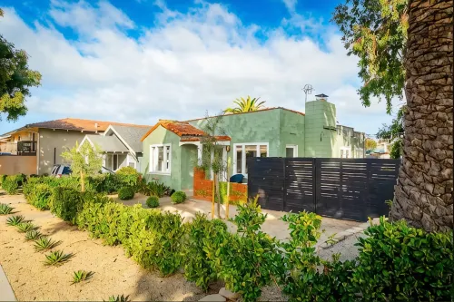 Charming Spanish Bungalow, 2 blocks from the water! - ห้องครัว