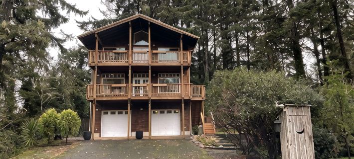 private hot tub, fun game room, cozy beach house Hotels in Pacific County