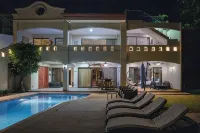 9 Br Luxury Oceanfront Villa South End of Jaco Beach, Nicest Part of Jaco Beach!