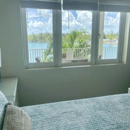 Luxury 2/2 Sleeps 6. Grand Bahama Condo w/ POOL, Boat Dock plus close to BEACH!