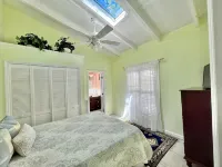Quiet hillside villa with expansive sea, beach, and mountain views... - Parvekkeita