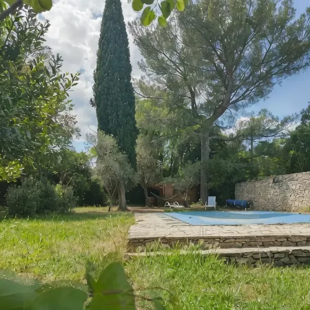 Dans un Écrin de Verdure , Mazet et Piscine Privée Sans Vis-à-vis
