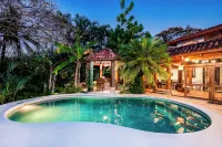 Casa Juliana: Beautifully renovated Villa in Jan '25 with pool steps from beach - Homestays