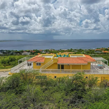 Luxury living, private pool and spectacular views!
