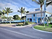 Breathtaking Poolfront 3-Bedroom Condo, Just 8-Min Walk to Pristine Beach! - 3 étoiles