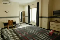 Grand Kurnia Hostel - Pensions