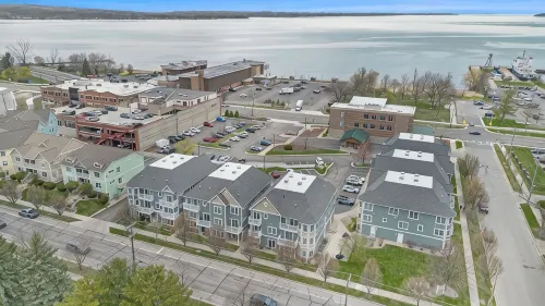 NEWLY remodeled Bay View condo downtown TC - Boutique