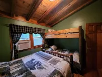 Snowshoe Hare Cabin at the Adirondack Lodge - 5 mins to Lake George Village