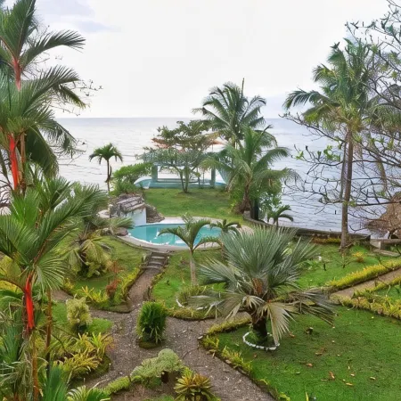 Puesta del Sol Beach Bungalows and Restobar
