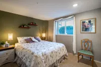 Lovely 2-bedroom condo in Chelan, close to town with mountain views