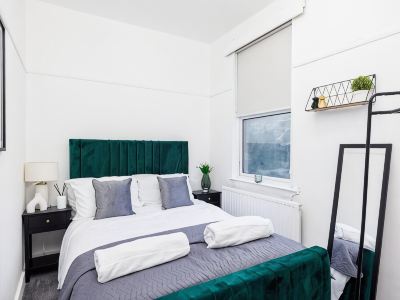 Stylish 2Br Flat | Westcliff Seafront Stay