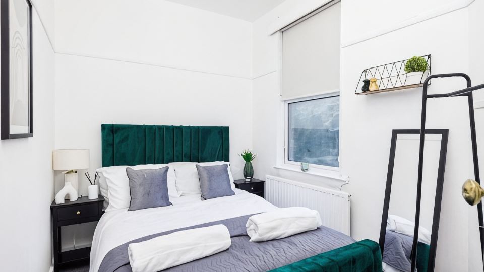 Stylish 2Br Flat | Westcliff Seafront Stay
